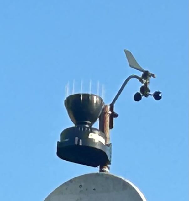 Davis-Anemometer und Regensammler auf dem Sensormast
